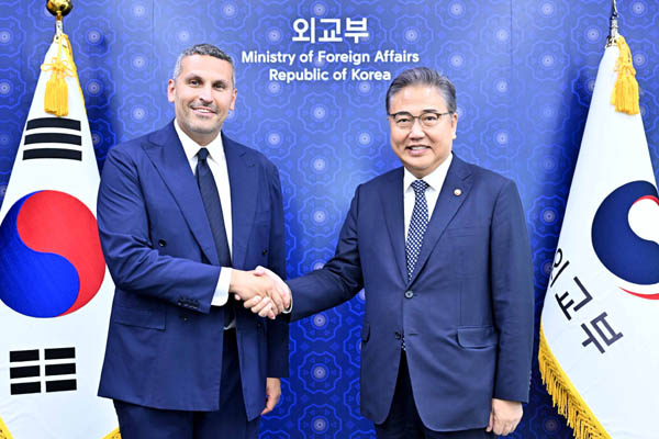 박진 외교장관은 2일 아랍에미리트연합국(UAE) 대통령 특사 자격으로 방한한 칼둔 칼리파 알 무바락 아부다비 행정청장과 면담을 가졌다. [사진 제공 - 외교부]