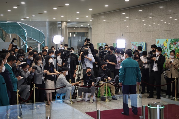 5일 출근길에 기자들과 질의응답하는 윤 대통령. [사진제공-대통령실]