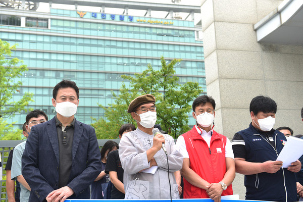 507보안사 녹화공작 피해자인 이종명 목사가 자신의 피해사실을 발언하고 있다. 이종명 목사의 오른쪽에 ‘민족한남활동가조직사건’으로 수사를 받고 구속되었던 김황식 한남대학교민주동문회 부회장이 서 있다. [사진-통일뉴스 임재근 객원기자]