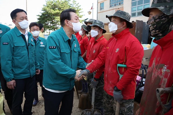 7일 포항 대송면 태풍 피해현장을 찾은 윤 대통령. [사진제공-대통령실]