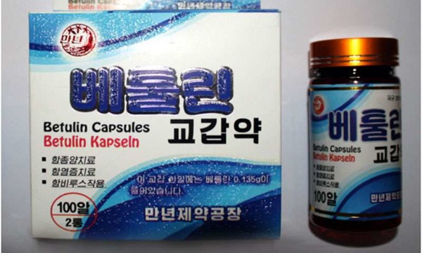 최근 북한의 만년제약공장에서 개발한 베툴린교갑약.  부작용이 없는 천연약물로서 항종양 작용이 있다고 한다. [사진-조선의 오늘 갈무리]