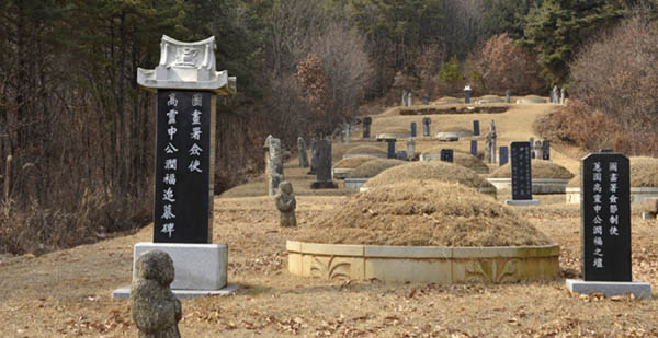 신윤복의 가묘, 2002년 10월 20일, 혜원이 속한 고령신씨 안협공파(安峽公派) 후손들은 ‘경기도 양주군 장흥면 삼상리 산113-1번지’에 혜원의 단묘(壇墓)를 조성하였다. 조만간에 상경하면 찾아가 볼 예정이다. [사진 출처 - 양주시 홈피]