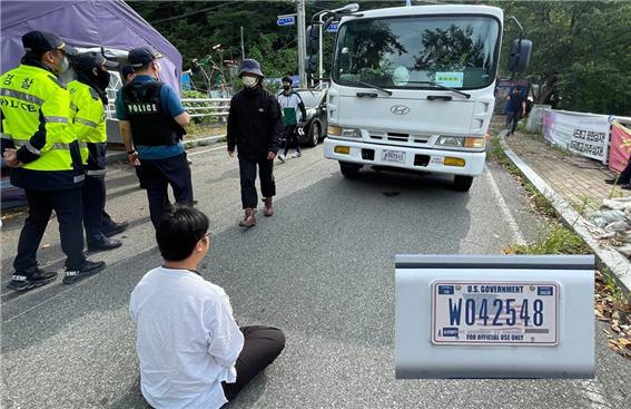 14일 오전 소성리 주민들과 평화지킴이들이 미군의 유류차량이 지나가지 못하게 마을 길을 지키고 있다. [사진-통일뉴스 김지혜 통신원]