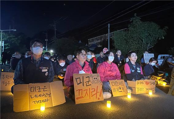 사드반대 참가자들이 14일 저녁 소성리 마을회관 앞에서 미군통행을 저지하기 위해 평화촛불행동을 진행하고 있다. [사진-통일뉴스 김지혜 통신원]