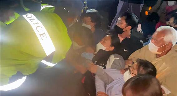 14일 저녁 참가자들이 미군육로통행을 저지하기 위한 평화촛불행동을 진행하는 도중 경찰들에 의하여 무자비하게 연행되면서도 “주한미군 물러가라! 불법사드 철거하라! 폭력경찰 물러가라!”고 외치고 있다. [사진-통일뉴스 김지혜 통신원]