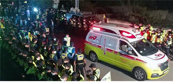 15일 새벽 한 참가자가 경찰들에게 짓밟혀 119구급차에 실려 가고 있다. [사진-통일뉴스 김지혜 통신원]