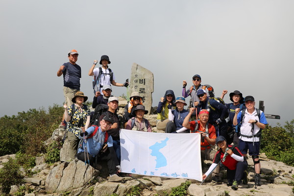 ▶ 비로봉 정상에서 단체사진을 남기다. [사진제공-6.15산악회]
