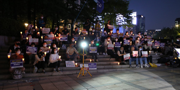 참가자들이 윤석열 정부의 대일 굴욕외교를 규탄하면서 촛불을 들고 있다. [사진-통일뉴스 김래곤 통신원]