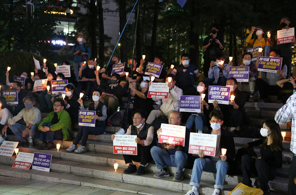 참가자들이 윤석열 정부의 대일 굴욕외교를 규탄하면서 촛불을 들고 있다. [사진-통일뉴스 김래곤 통신원]