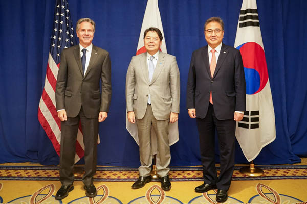 박진 외교부 장관(오른쪽)은 안토니 블링컨 미국 국무부 장관(왼쪽) 및 하야시 요시마사 일본 외무대신(가운데)과 22일 오후 뉴욕에서 한미일 외교장관 회담을 가졌다. [사진 제공 - 외교부]