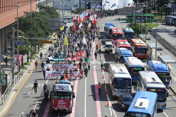 대회가 끝난후 참가자들이 ‘9.24 기후정의행진’이 열리는 숭례문 방향으로 행진하고 있다. [사진-통일뉴스 김래곤 통신원]