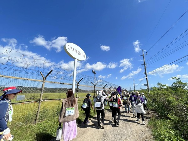 ′2022 경기도 DMZ 여성평화걷기′ 행사에 참가한 성원들이 철조망을 곁에 두고 생태탐방로를 걷고 있다. [사진-통일뉴스 위정량 통신원]