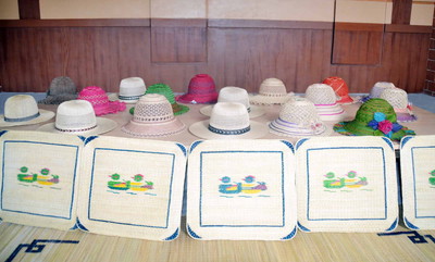 모자 등 선교가내생산협동조합에서 생산하는 초물제품들.[사진-조선신보 갈무리]