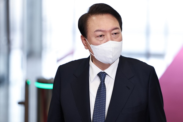 4일 출근길에 약식회견을 하는 윤 대통령. [사진제공-대통령실]