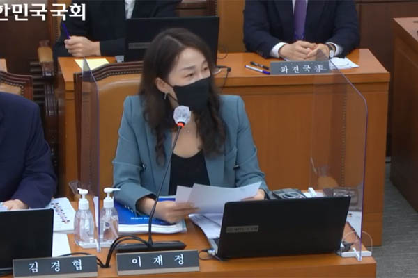 외교부 국정감사가 열린 4일, 국회 외교통일위원회 소속 이재정 더불어민주당 간사 등 야당 의원들은 박진 외교부장관의 회의장 퇴장을 요구하고 ‘자진 사퇴’를 촉구하는 성명을 발표했다. [갈무리 사진 - 통일뉴스]