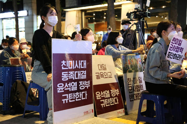‘윤석열 정부 규탄’ 판넬을 들고 있는 참가자들. [사진 - 통일뉴스 김래곤 통신원]