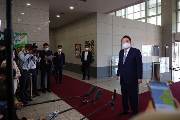 7일 출근길 약식회견하는 윤 대통령. [사진제공-대통령실]