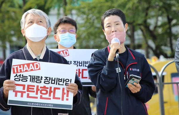 김은형 민주노총 통일위원장이 사드장비의 폭력적 반입을 강력 규탄 발언하고 있다. [사진-통일뉴스 김래곤 통신원]