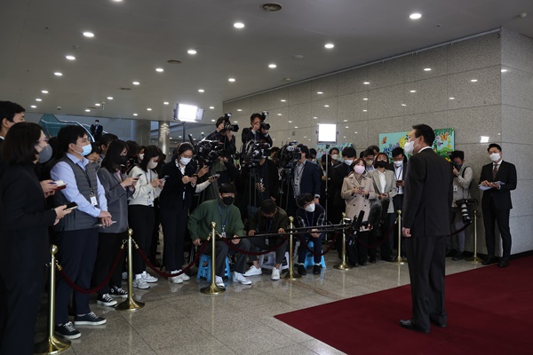 지난 11일 출근길 약식회견하는 윤 대통령. [사진제공-대통령실]