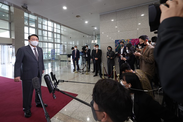 14일 용산 청사 출근길에 약식회견하는 윤 대통령. [사진제공-대통령실]