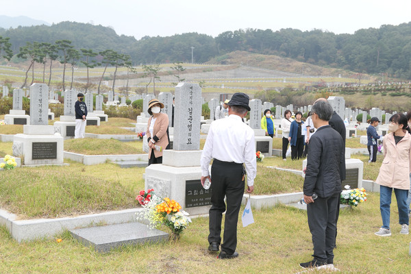 학도병으로 징집되었지만 일본군을 탈출해 광복군이 된 김준엽(독립유공자 4-397)의 묘 앞에서 해설을 진행하고 있다. [사진-통일뉴스 임재근 객원기자]