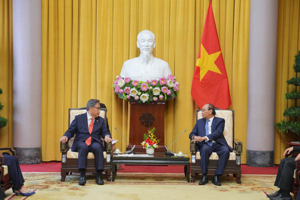 박진 장관은  ‘응우옌 쑤언 푹(Nguyen Xuan Phuc)’ 베트남 국가주석을 예방하고 윤석열 대통령의 친서를 전달했다. [사진 제공 - 외교부]