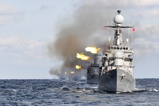 지난 2016년 11월 해군이 연평도 포격전 6주기를 맞아 실시한  해상기동훈련. 사진은 전남함, 익산함, 부천함, 신성함 등이 포사격을 하는 장면. [통일뉴스 자료사진]