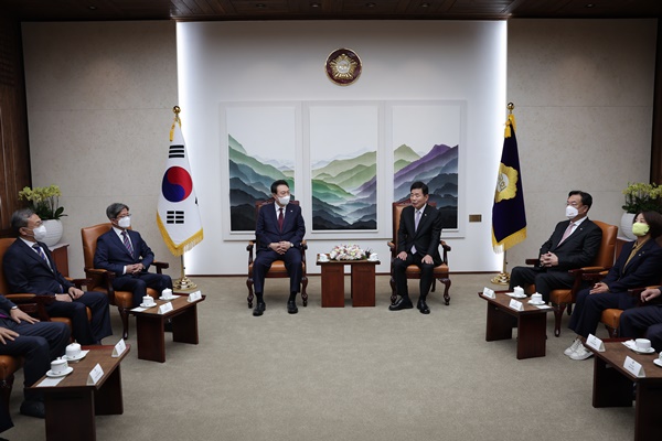 시정연설 직전 사전환담. [사진제공-대통령실]