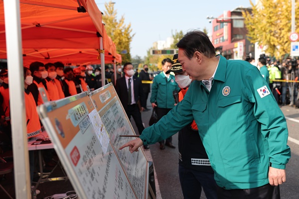 30일 오전 이태원 사고현장을 방문한 윤 대통령. [사진제공-대통령실]