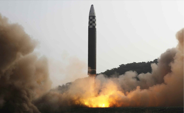 북한이 올해 3월 24일 시험발사한 신형 ICBM '화성포 17형'. [사진출처-노동신문]
