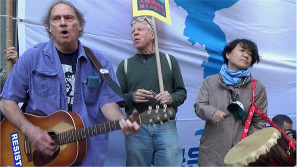 평화재향군인회 앤쏘니/버드의 기타와 하모니카로 반전평화 음악을 들려주면서 현장이 정리됐다. 이주연씨는 북을 쳤다. [사진 제공 - 6.15뉴욕위]