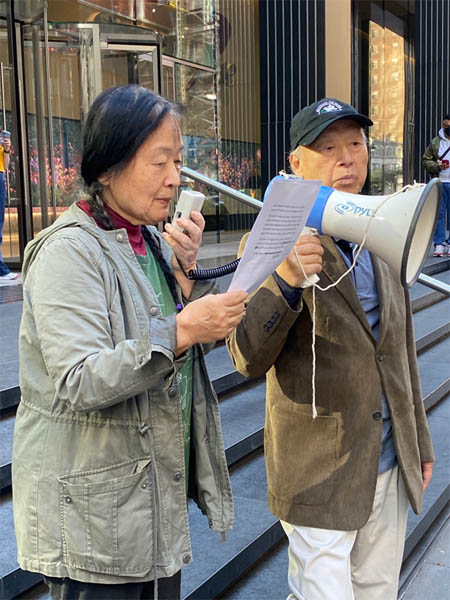 일본 야마구치현에서 조선학교차별반대 운동에 앞장서고 있는 일본인 우치오카 사다오님의 편지를 일어와 우리말로 낭독했다. 히데코 씨가 일본어 편지를 읽었다. [사진 제공 - 6.15뉴욕위]