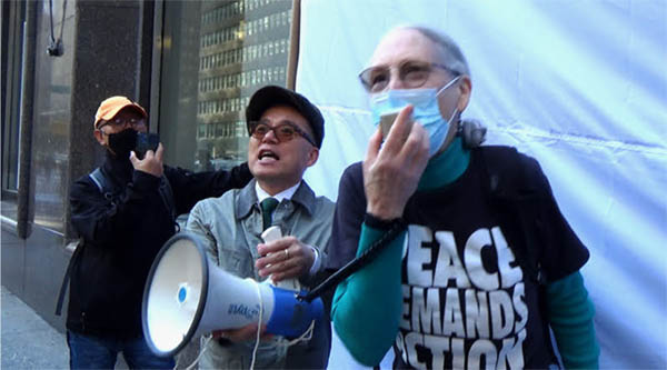  Peace Action의 Sall 씨를 비롯해 규탄 발언이 이어졌다. 정영민 씨가 도와주고 있다. [사진 제공 - 6.15뉴욕위]