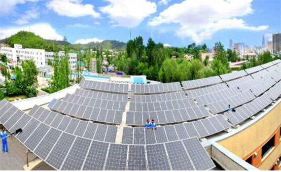 류원신발공장 옥상에 설치된 태양광 패널 (조선의 오늘, 2020.7.31.)