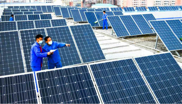 평양화장품공장의 태양광 패널을 가까이에서 찍은 사진. (로동신문, 2021.11.17.)