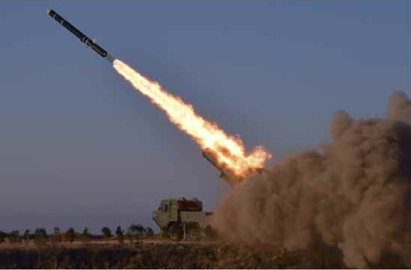 [노동신문]이 공개한 전략순항미사일 방사장면. 지난 2일 울산 앞 80km 지점에 발사했다는 미사일로 보인다. [사진-노동신문 갈무리]