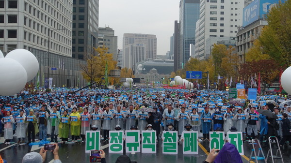 이날 전국노동자대회에는 16개 가맹조직과 16개 지역본부에서 10만명의 조합원들이 참석했다. [사진-통일뉴스 이승현 기자]