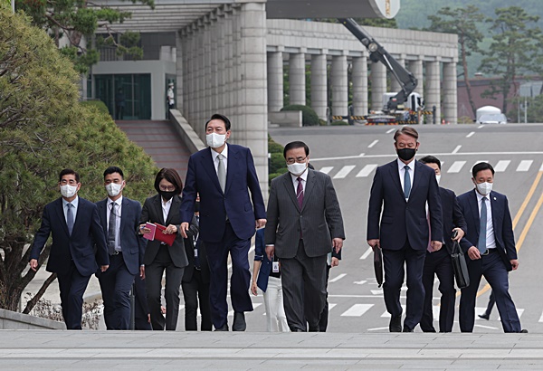 지난 5월 30일 윤 대통령의 국방부 방문 모습. 맨 왼쪽 김용현 경호처장. [사진제공-대통령실]