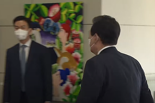 18일 출근길 약식회견에서 "MBC가 뭘 악의적으로 했다는 거죠"라는 질문에 대답 없이 몸을 돌린 윤 대통령. [사진 갈무리-SBS 유튜브]