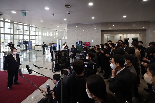18일 아침 출근길 약식회견하는 윤 대통령. [사진제공-대통령실]