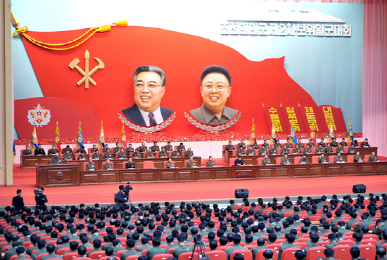 2013년 11월 21일 김정은 국방위원회 제1위원장(당시)이 인민군 제2차 보위일꾼대회를 지도했다. [사진출처-노동신문]