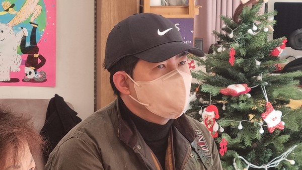 박창진 전 대한항공 사무장은 '가족들의 상황에 많이 공감하고 있으며, 항상 함께 할 수 있도록 하겠다'고 가족들을 위로했다. [사진-통일뉴스 이승현 기자]