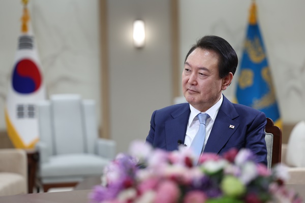 윤 대통령이 28일 집무실에서 [로이터통신]과 인터뷰를 진행했다. [사진제공-대통령실]