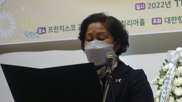 KAL858기 희생자 유족 연재원씨가 추도사를 낭독했다. [사진-통일뉴스 이승현 기자]