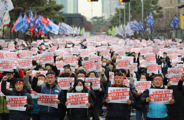 전국노동자대회는 서울과 부산에서 각각 5천여 명이 모인 가운데 치러졌다.. [사진 - 통일뉴스 김래곤 통신원]