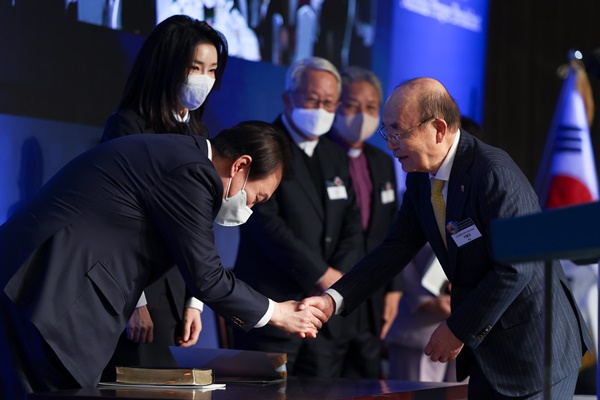 5일 아침 조찬기도회에 참석한 윤 대통령 부부. [사진제공-대통령실]
