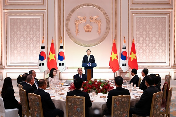 윤 대통령 부부가 5일 저녁 청와대 영빈관에서 푹 베트남 주석 환영 만찬을 개최했다. [사진제공-대통령실]