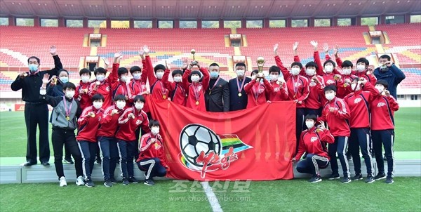 2021-2022년 북한 여자 1부 축구연맹전에서 우승한 ‘내고향팀’. [사진-조선신보 갈무리]