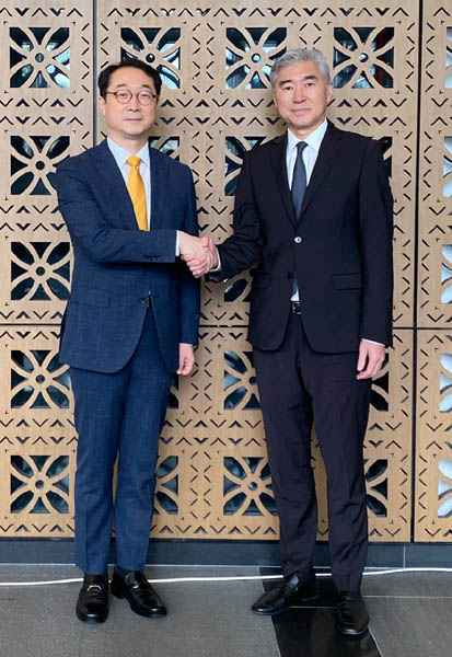 김건 한반도평화교섭본부장은 성김 대북정책특별대표와 12일 자카르타에서 양자 협의를 가졌다. [사진 제공 - 외교부]