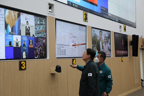 '이태원 참사' 직후인 지난 10월 30일 새벽 윤석열 대통령이 국가위기관리센터에서 긴급상황점검회의를 주재하는 모습. [사진제공-대통령실]